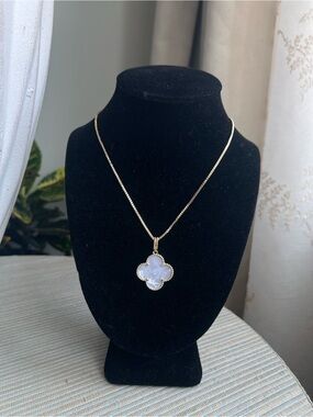 Gold Necklace with White Mother-of-Pearl single big Clover Pendant